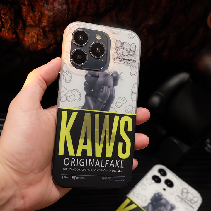 アイフォン 15 kaws 携帯ケース 
